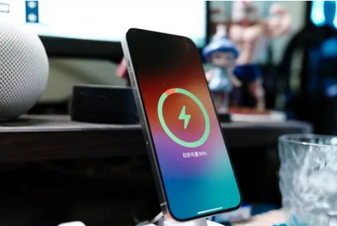 应城苹果15换屏服务分享用什么充电器给iPhone15充电更好 